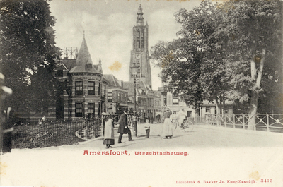 12593 Gezicht over de Utrechtsebrug in de Utrechtsestraat met bebouwing te Amersfoort uit het zuidwesten; met links de ...